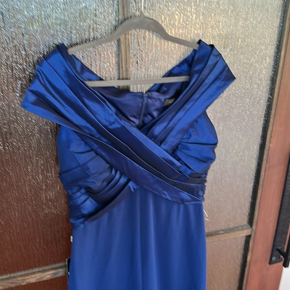 Tadashi Shoji BENZ PLEATED PORTRAIT COLLAR GOWN in blue size large. NWT - Picture 7 of 12
